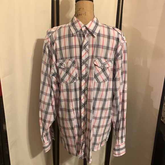 Mens long sleeve button down shirt.  Size XL.  Fits like an Athletic Fit shirt. - Picture 1 of 6